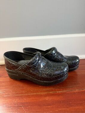 Dansko Black Floral-Pattern Patent Clogs